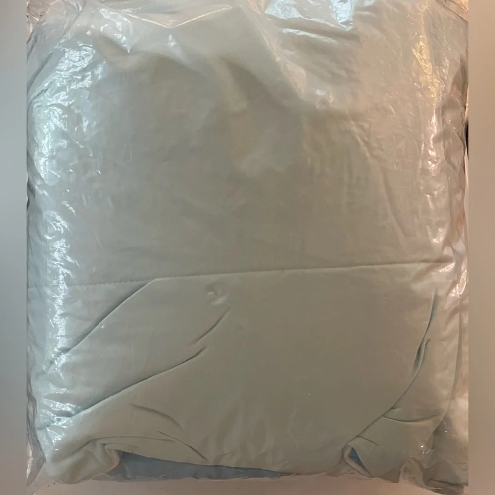 NEW Cooling Blanket Comforter Queen Blue and Ice Blue 90x90